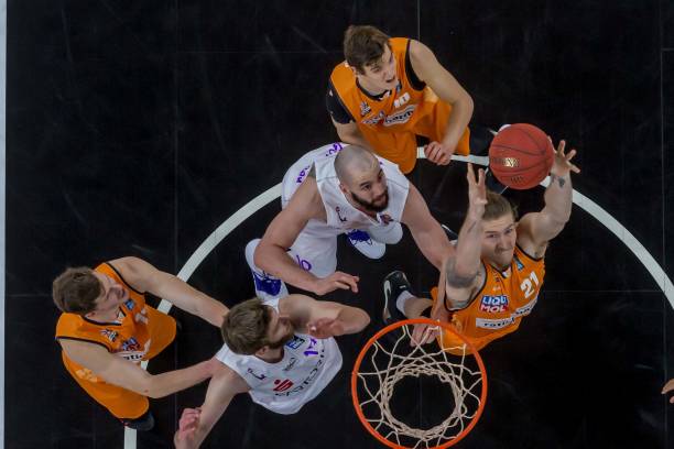 更加坚定引 更加坚定引